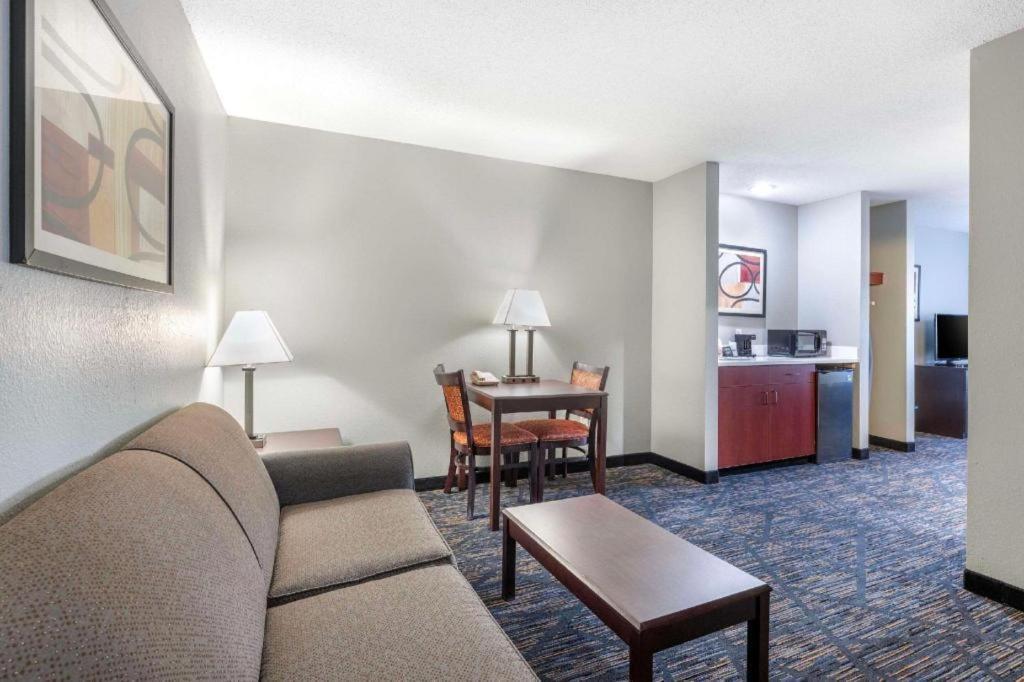 Quality Inn & Suites Arbor Exterior photo