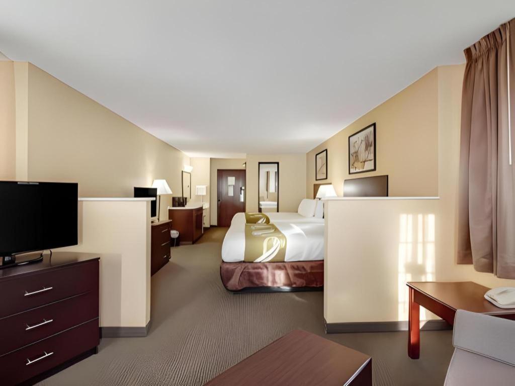 Quality Inn & Suites Arbor Exterior photo