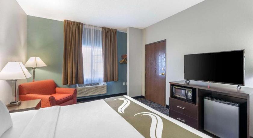 Quality Inn & Suites Arbor Exterior photo